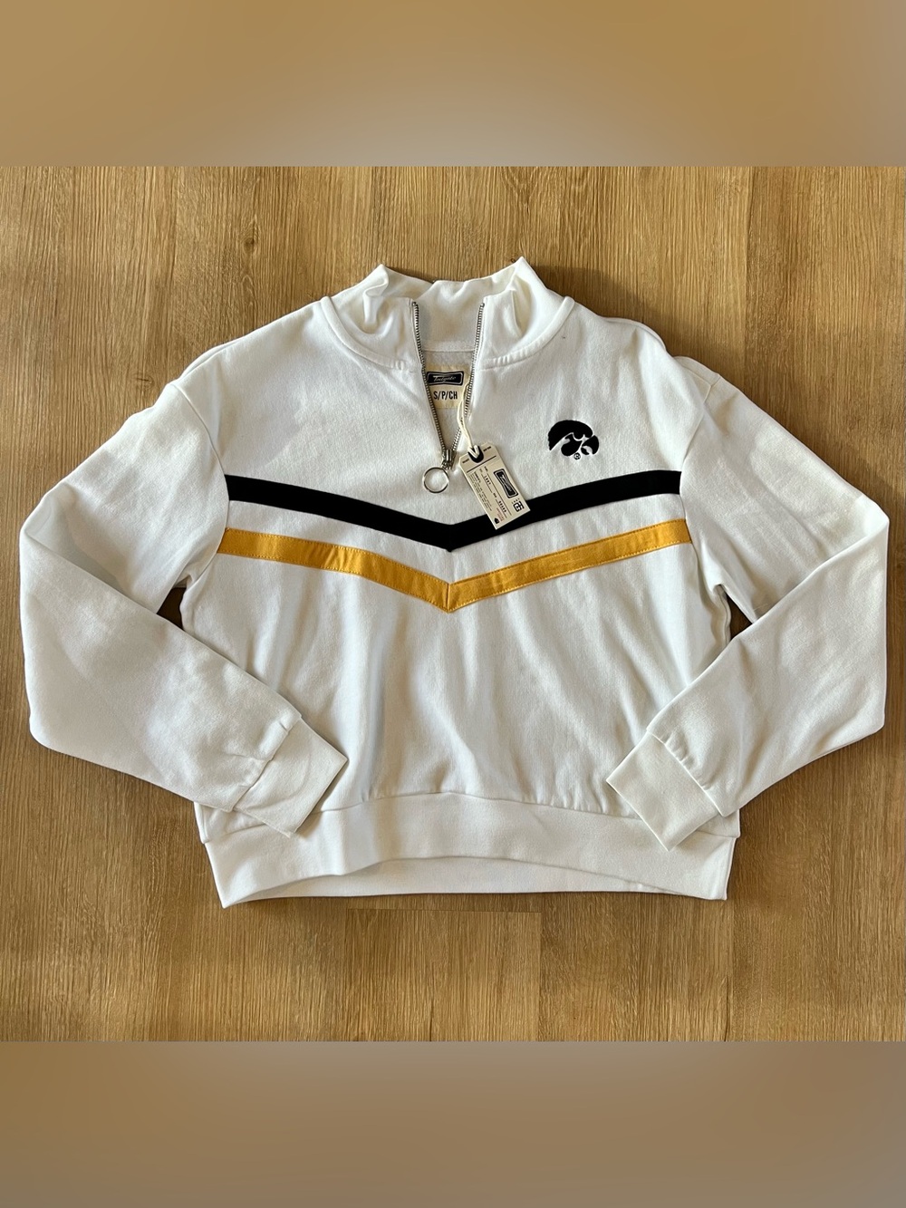 Tailgate Iowa Hawkeyes White Quarter-Zip Pullover with Black & Gold Chevron